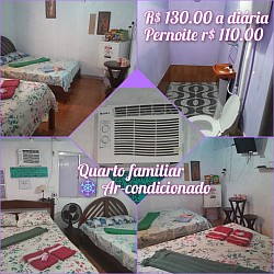 O quarto familiar com ar-condicionado tem 2 cama de casal e televisão e frigobar e banheiro dentro e 1 ventilador e 1 espaço pra rede. Cabe em total 5 pessoas